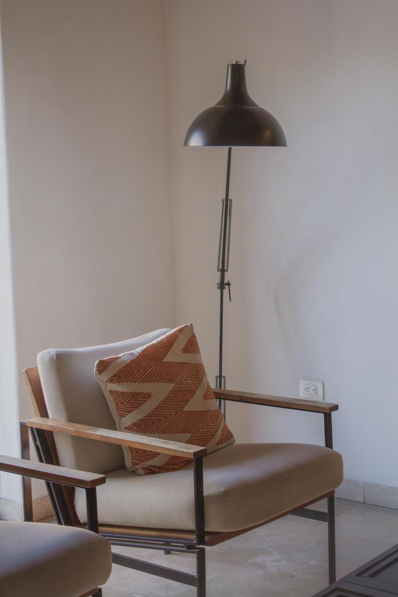 Hotel Catedral La Paz Εξωτερικό φωτογραφία A floor lamp