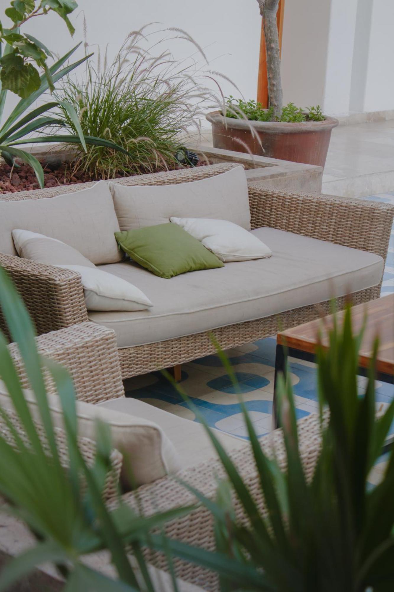 Hotel Catedral La Paz Εξωτερικό φωτογραφία A rattan sofa