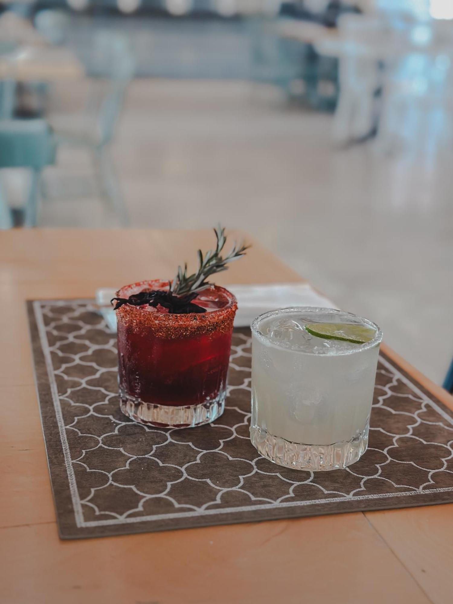 Hotel Catedral La Paz Εξωτερικό φωτογραφία A blackberry margarita (left)
