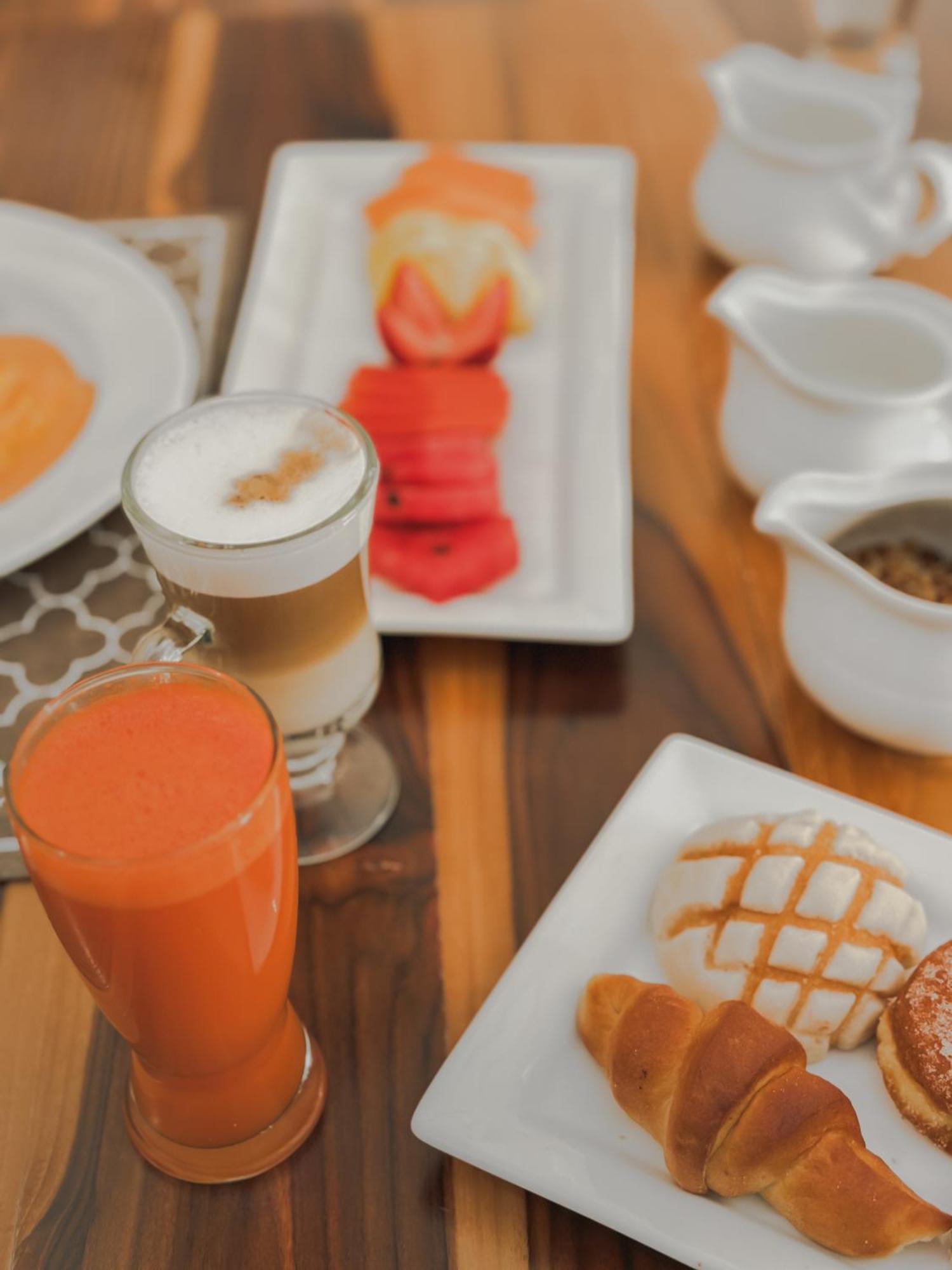 Hotel Catedral La Paz Εξωτερικό φωτογραφία A glass of carrot juice