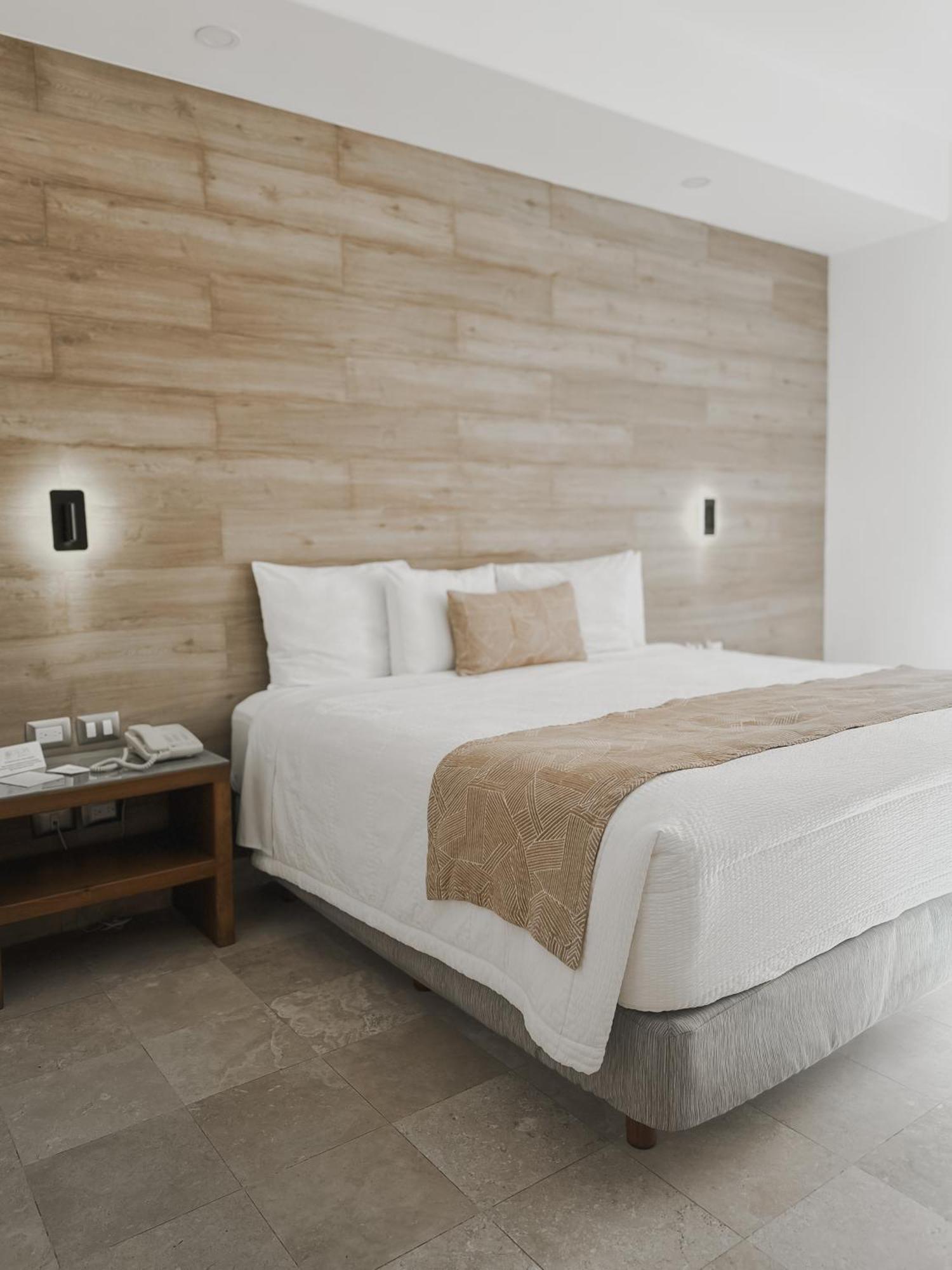 Hotel Catedral La Paz Εξωτερικό φωτογραφία A bed with a bed runner