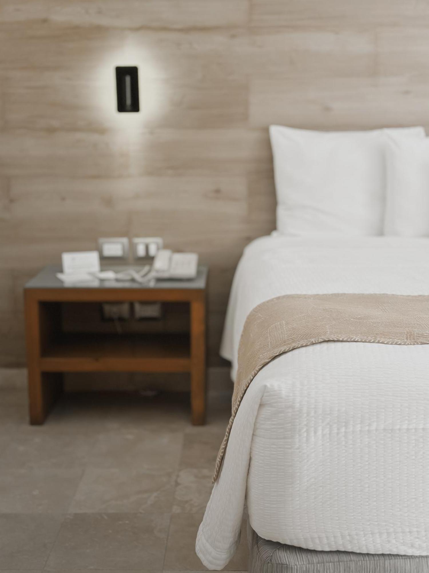 Hotel Catedral La Paz Εξωτερικό φωτογραφία A bedside table
