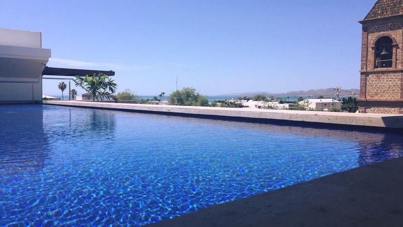 Hotel Catedral La Paz Εξωτερικό φωτογραφία Infinity pool at the hotel