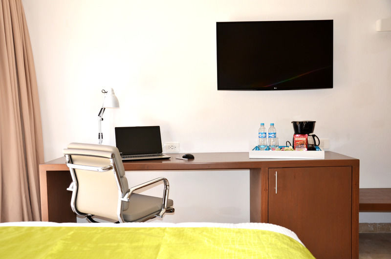 Hotel Catedral La Paz Εξωτερικό φωτογραφία A hotel room with a coffee maker