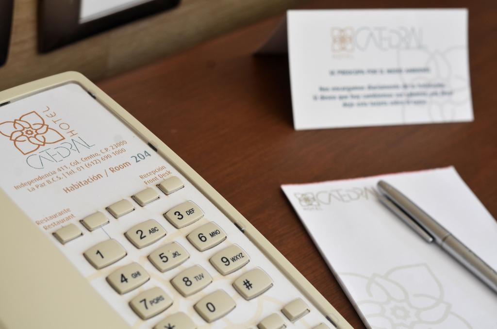 Hotel Catedral La Paz Εξωτερικό φωτογραφία A telephone with a business card